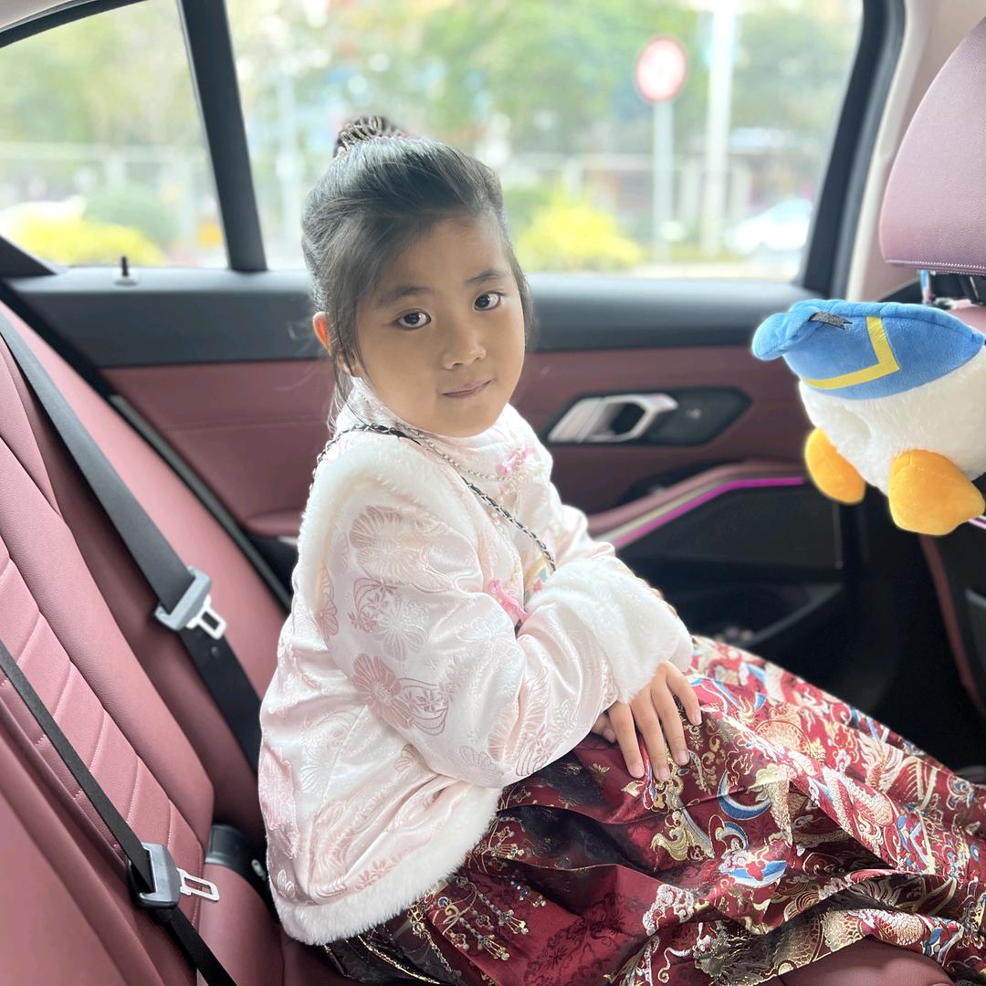 童童爱草莓奶冻。