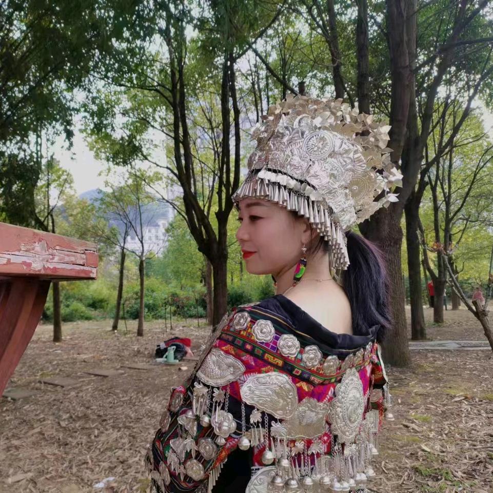 红姐老绣民族服饰