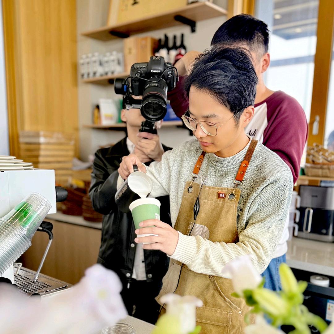 稻田里喝咖啡
