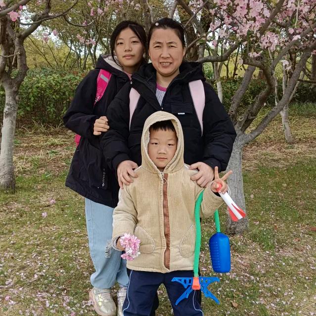 朱少冬幸福一家人。