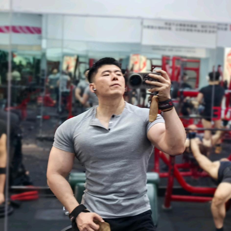 李卅