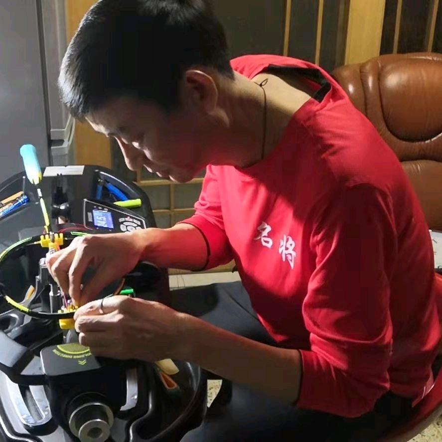 名将·羽毛球教练  穿线