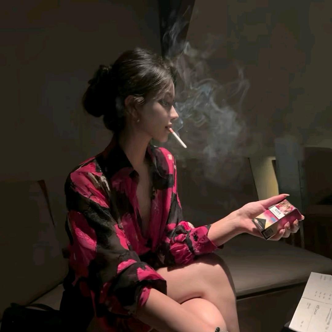 李思莞.