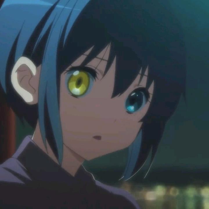 她仰望