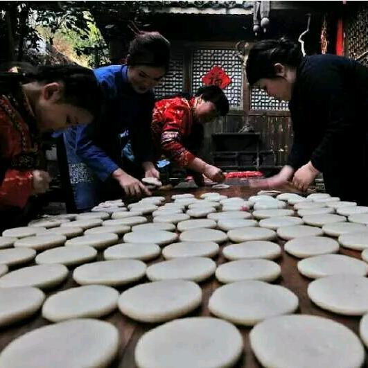三三