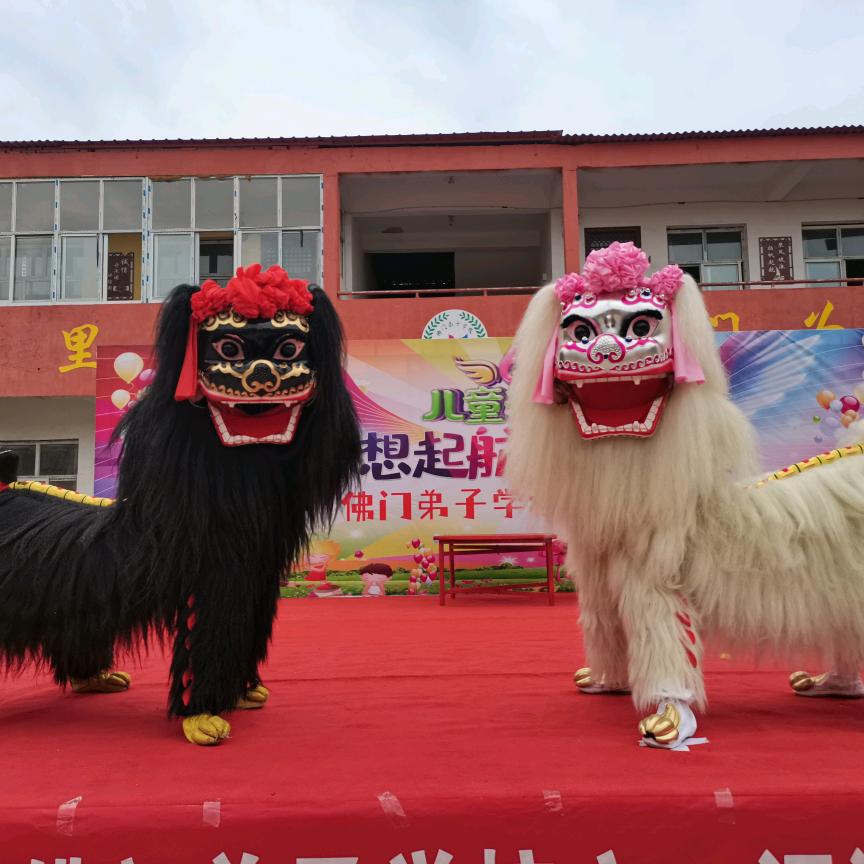河南濮阳龙威小白狮舞狮团