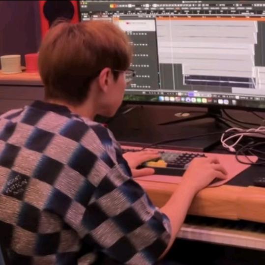 ✧٩(ˊωˋ*)و性感母蟑螂