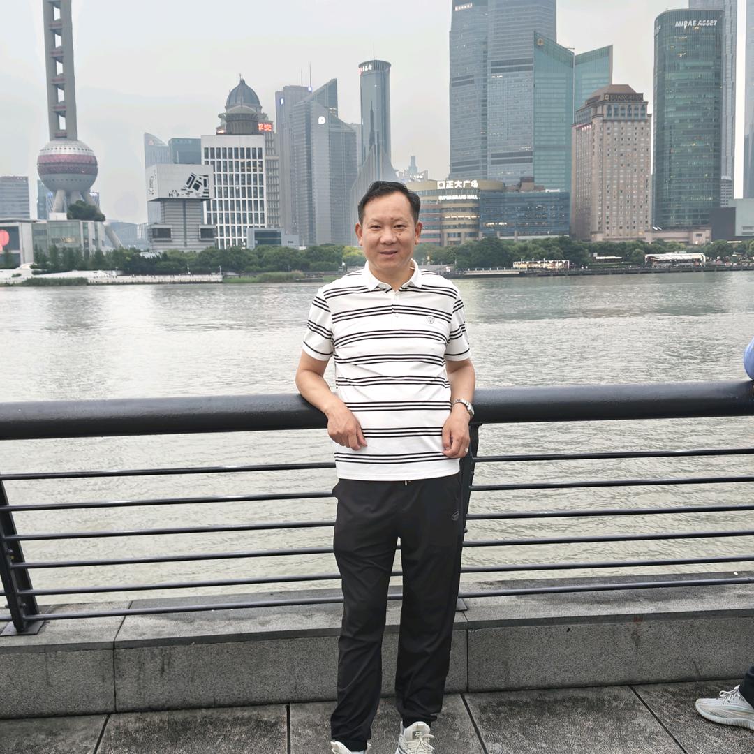 飞翔的雄鹰