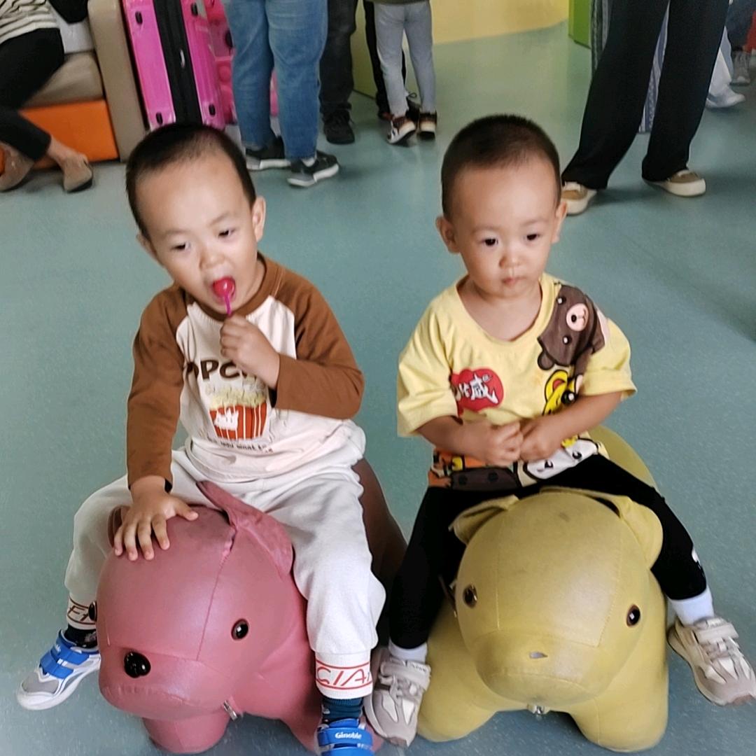 ᥫ᭡两个小朋友