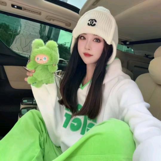 露露Lucy（日常穿搭）