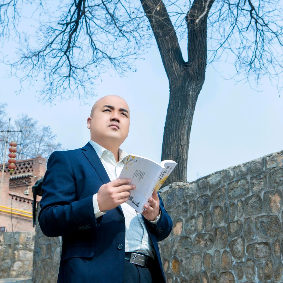 光头大哥写诗唱歌