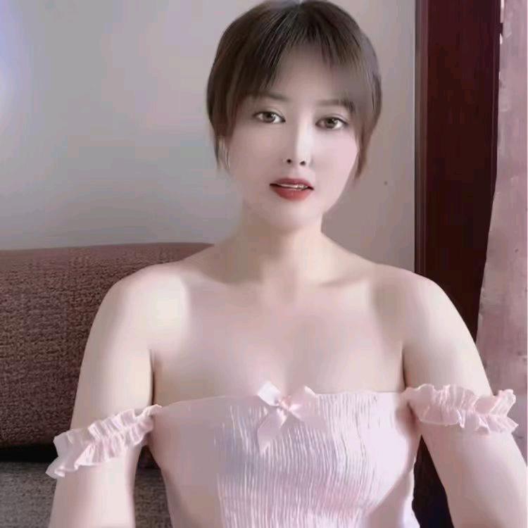阳光下的小女孩