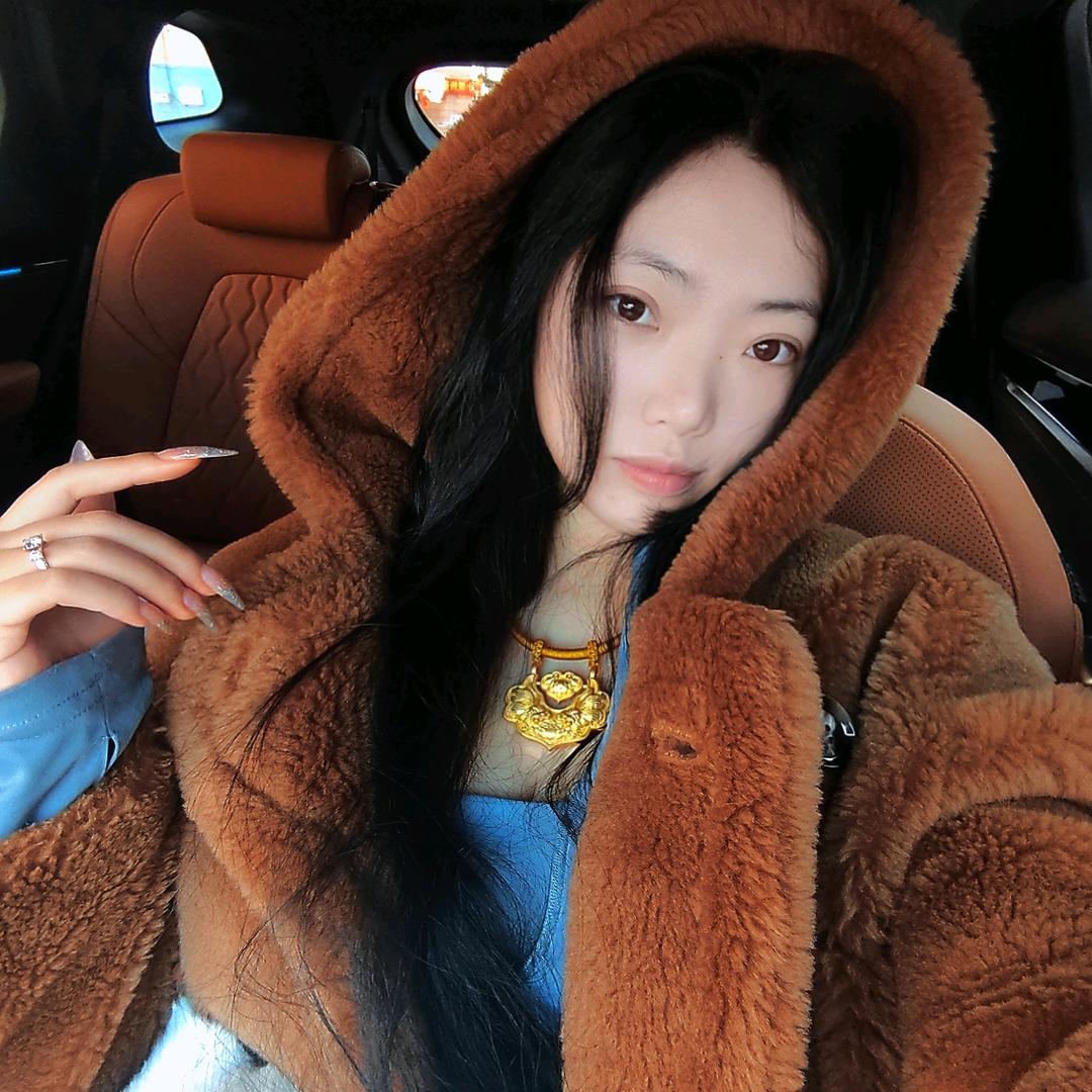 阴暗爬行大蟑螂