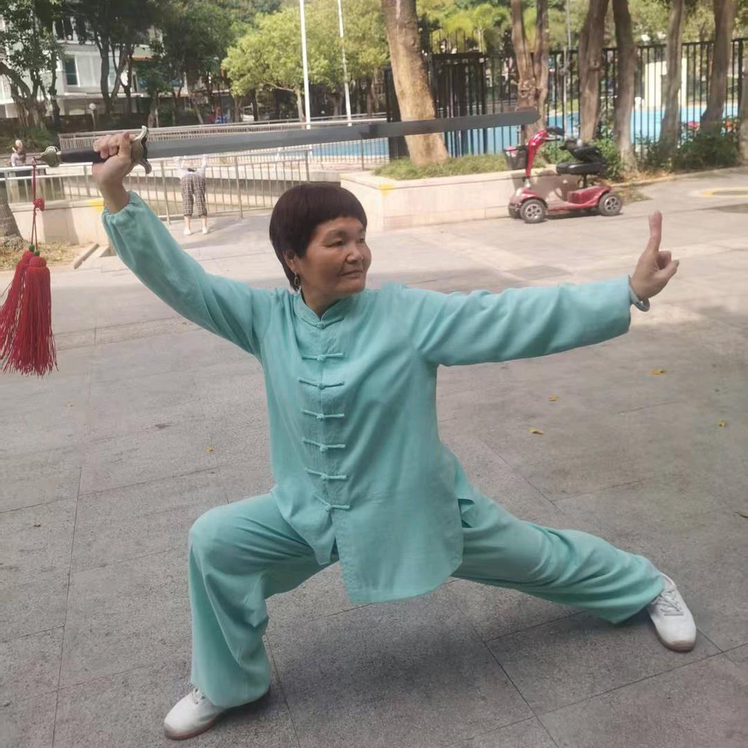 和国兰一起打太极