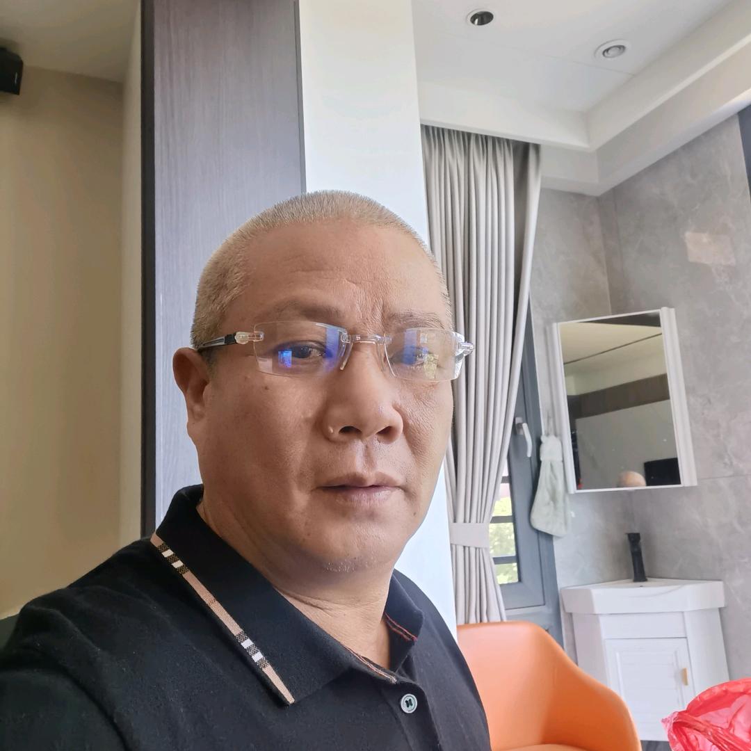 阳光大叔，贵在坚持，活在当下，开心就好。