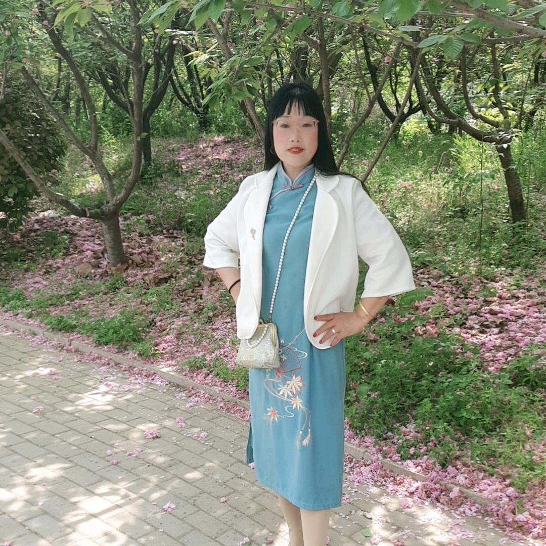 靓丽服饰爱唱戏