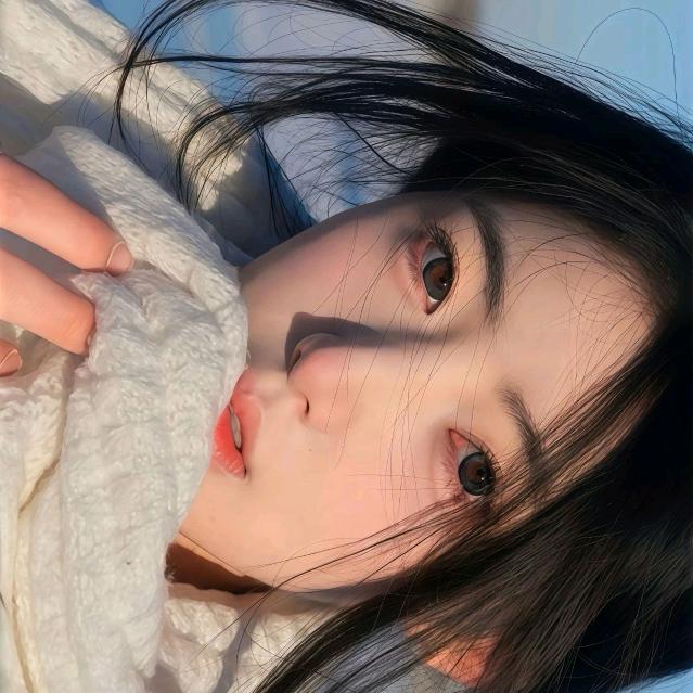 躲在海底吐泡泡的鱼