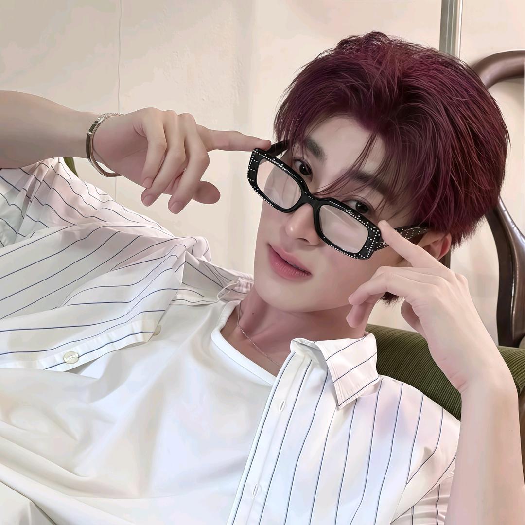 𝑻𝒘𝒊𝒍𝒊𝒈𝒉𝒕小赖