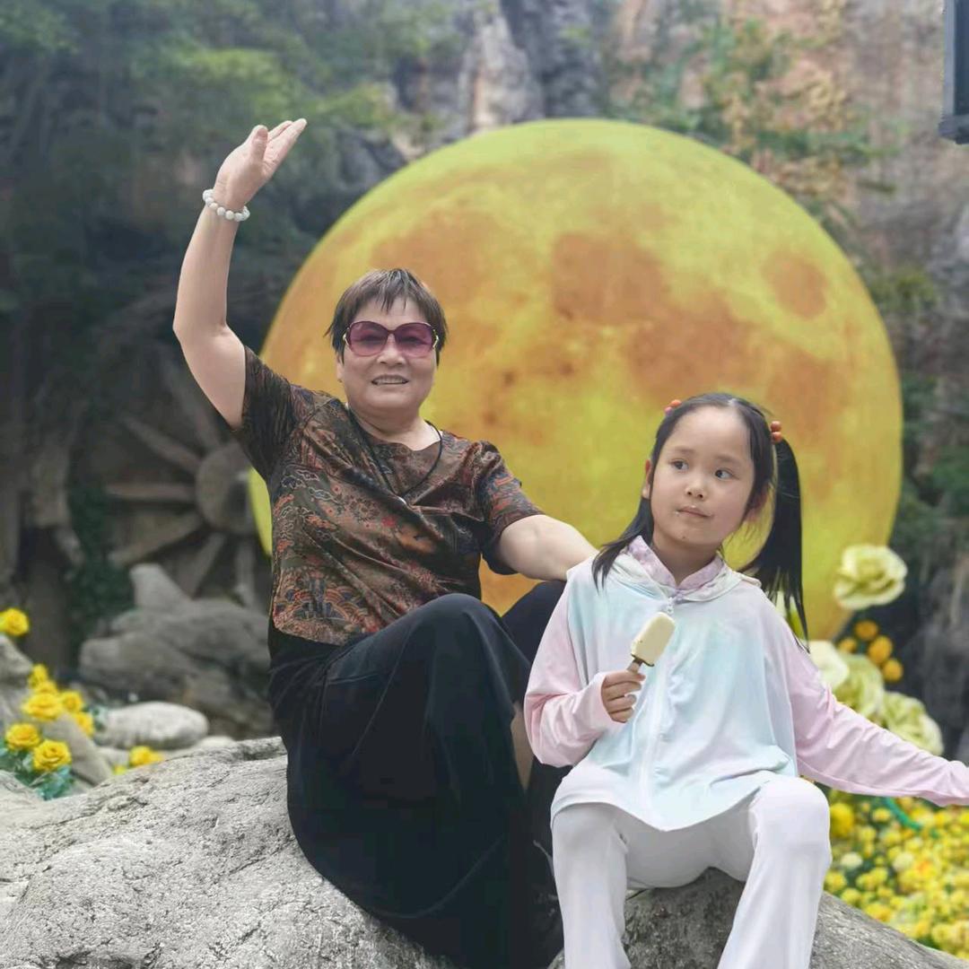 小咘叮奶奶