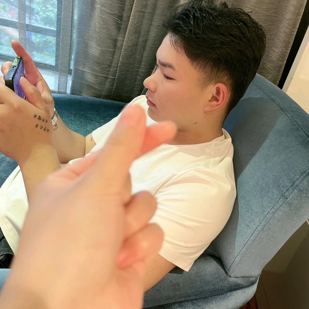 只对你偏爱吖