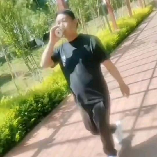 单身照样度春秋。张