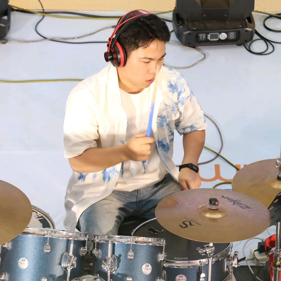 摸鱼鼓手伍六柒