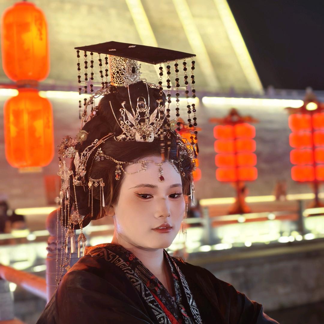 拖着奶瓶🍼四处逛