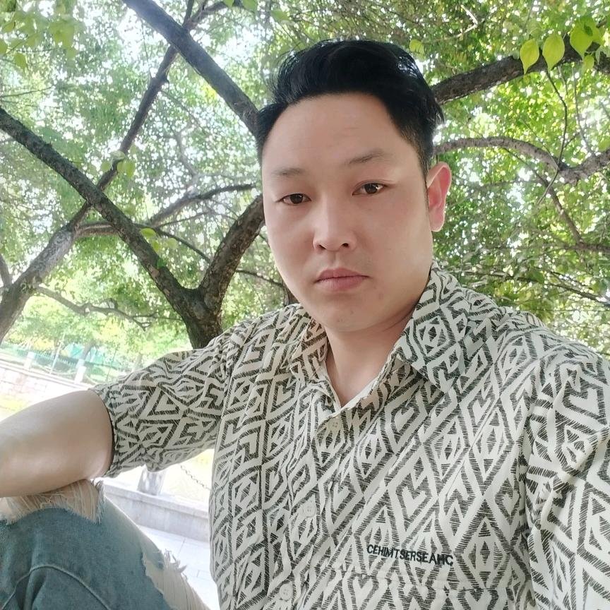 是一个孤单的男人。