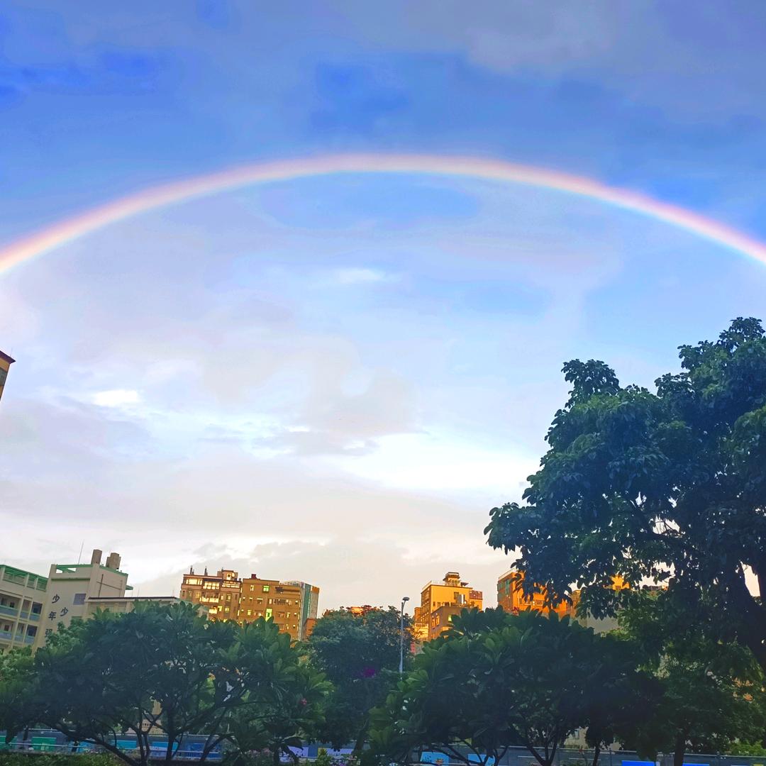 颜色不一样的烟火