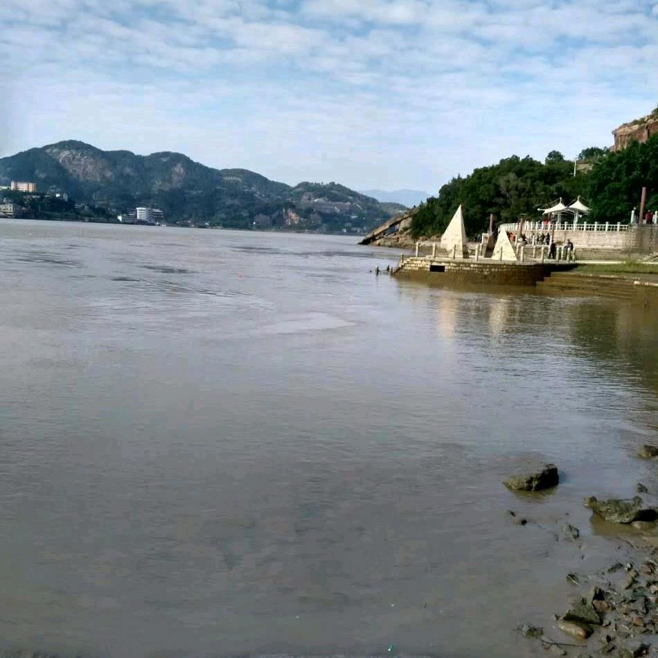 志杰车行金峰金潭路红绿灯下雅迪店