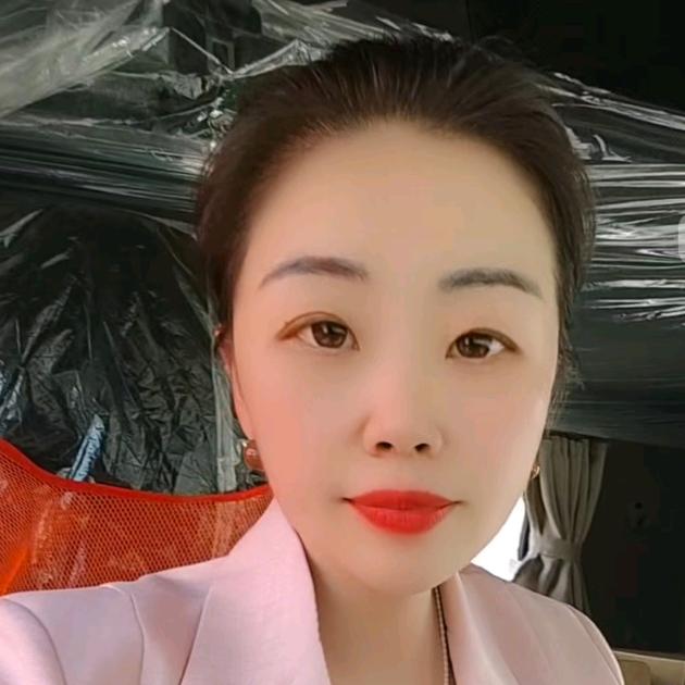 两个娃娃的小姐姐