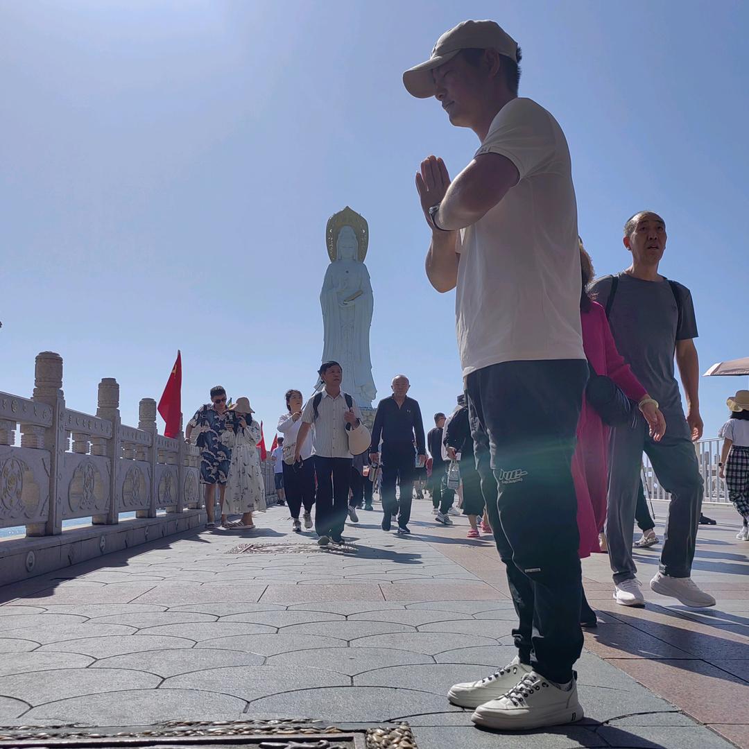 心中有些许烦恼，仿佛阴霾遮住了阳光。