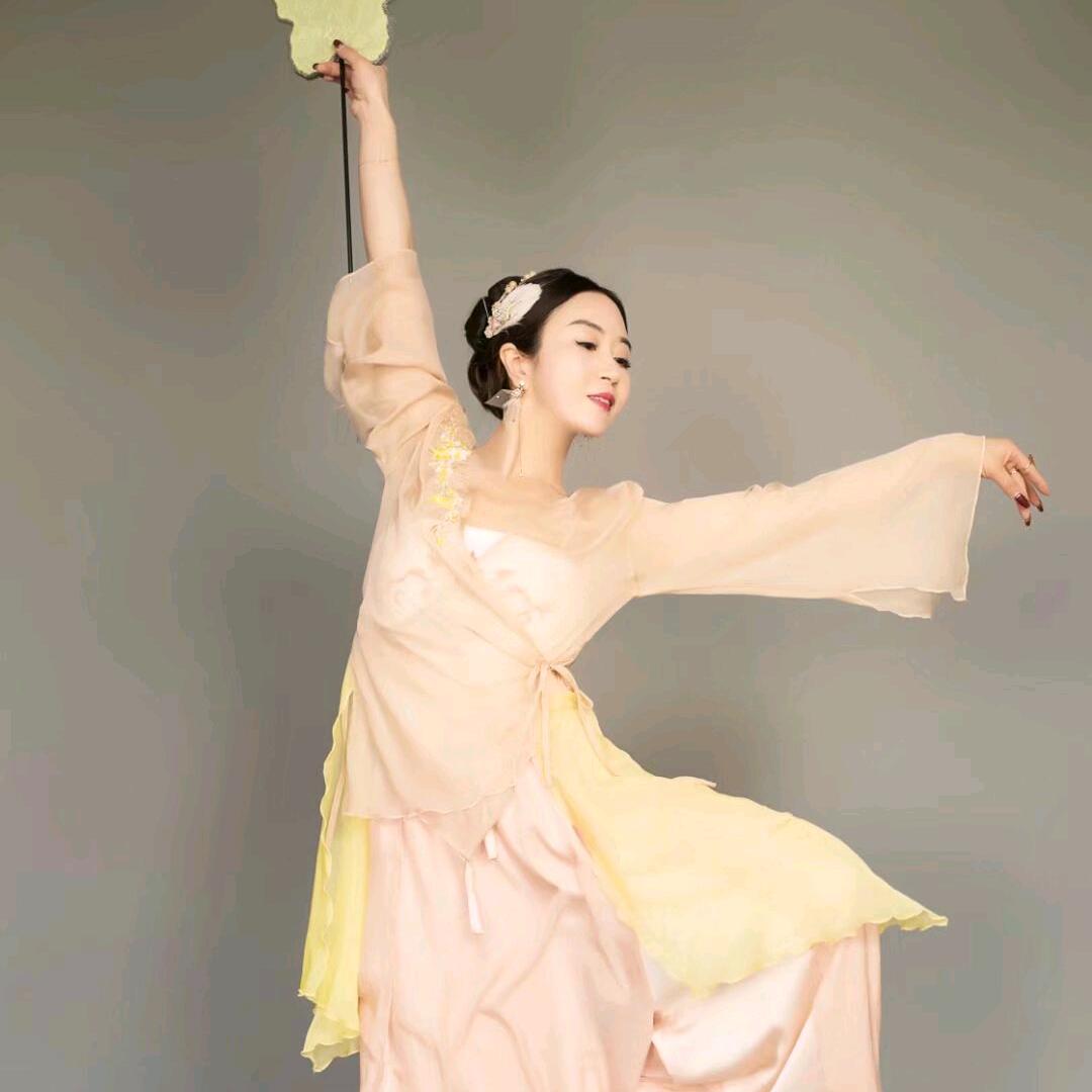 阜宁红舞鞋女性空间林卉