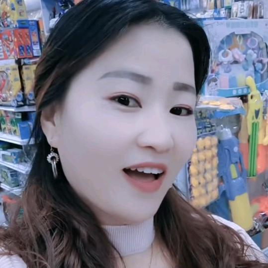 霍姐艾亭两元多元连锁店