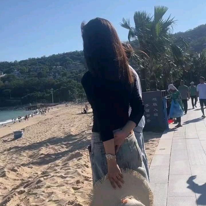 孤独的小鸟空中飞