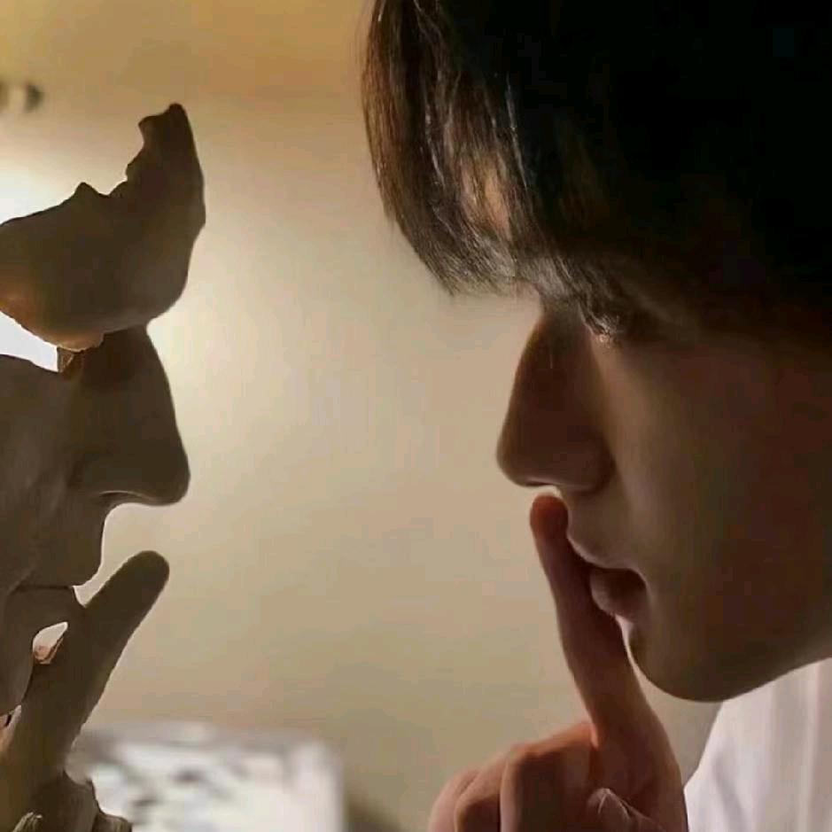 眼睛怎么起雾了.