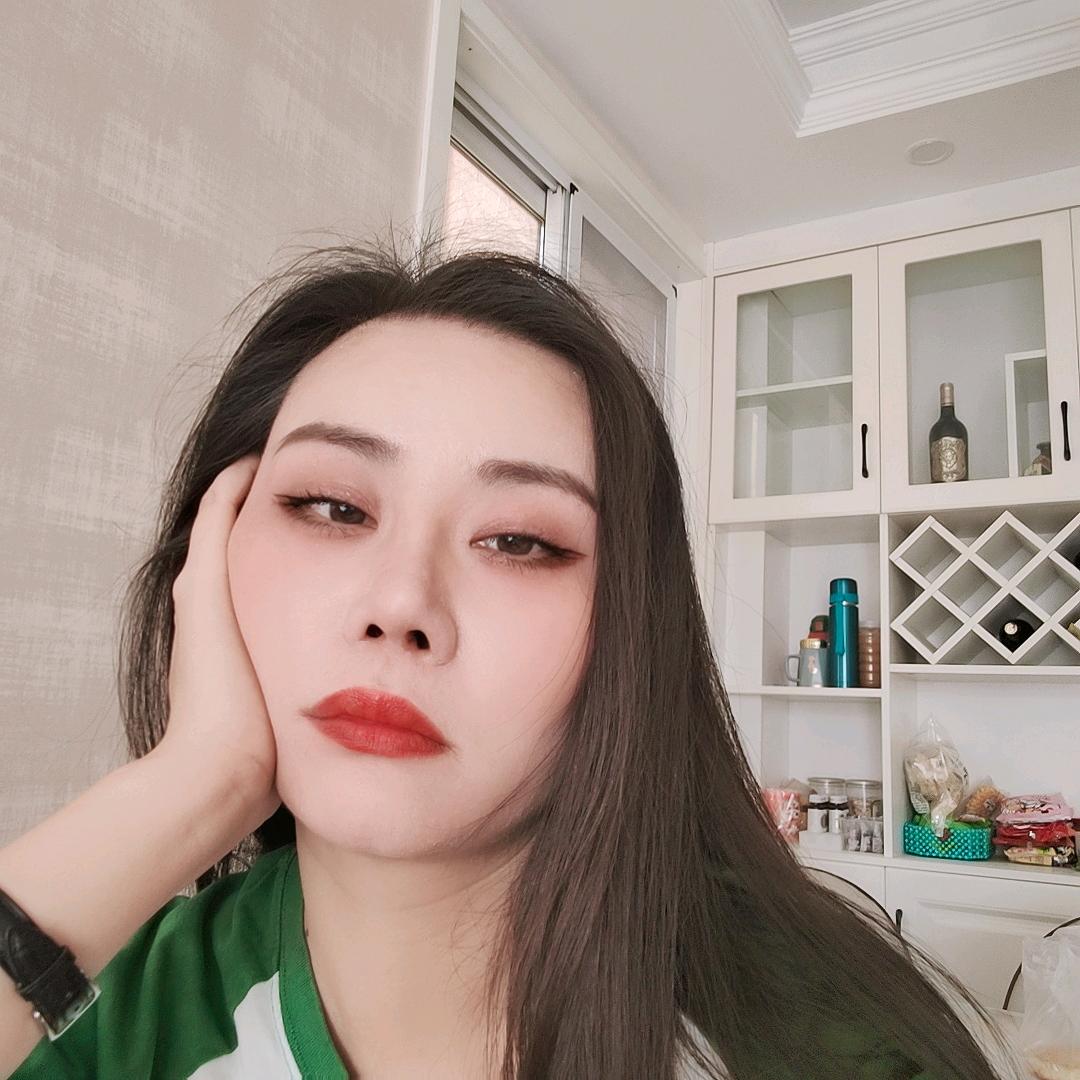卖约会神器和养生酒的小美姐姐