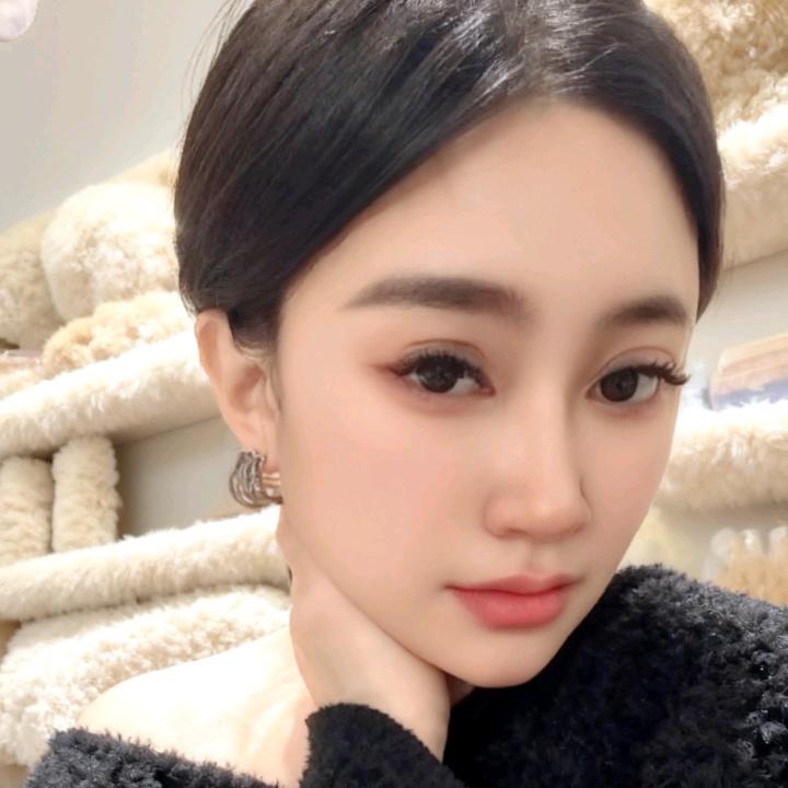 ᥫᩣ༠ 听说糖、很甜