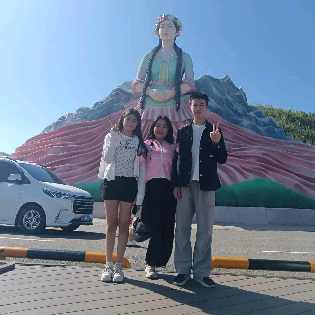 阿依努尔