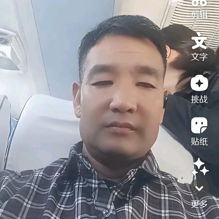 用户1182801949524雪地上的人