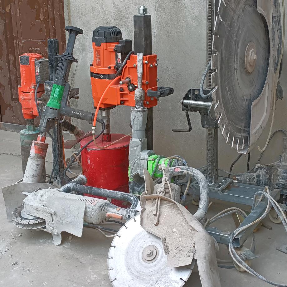 孙祥开槽，打孔，切割门窗洞，拆除。