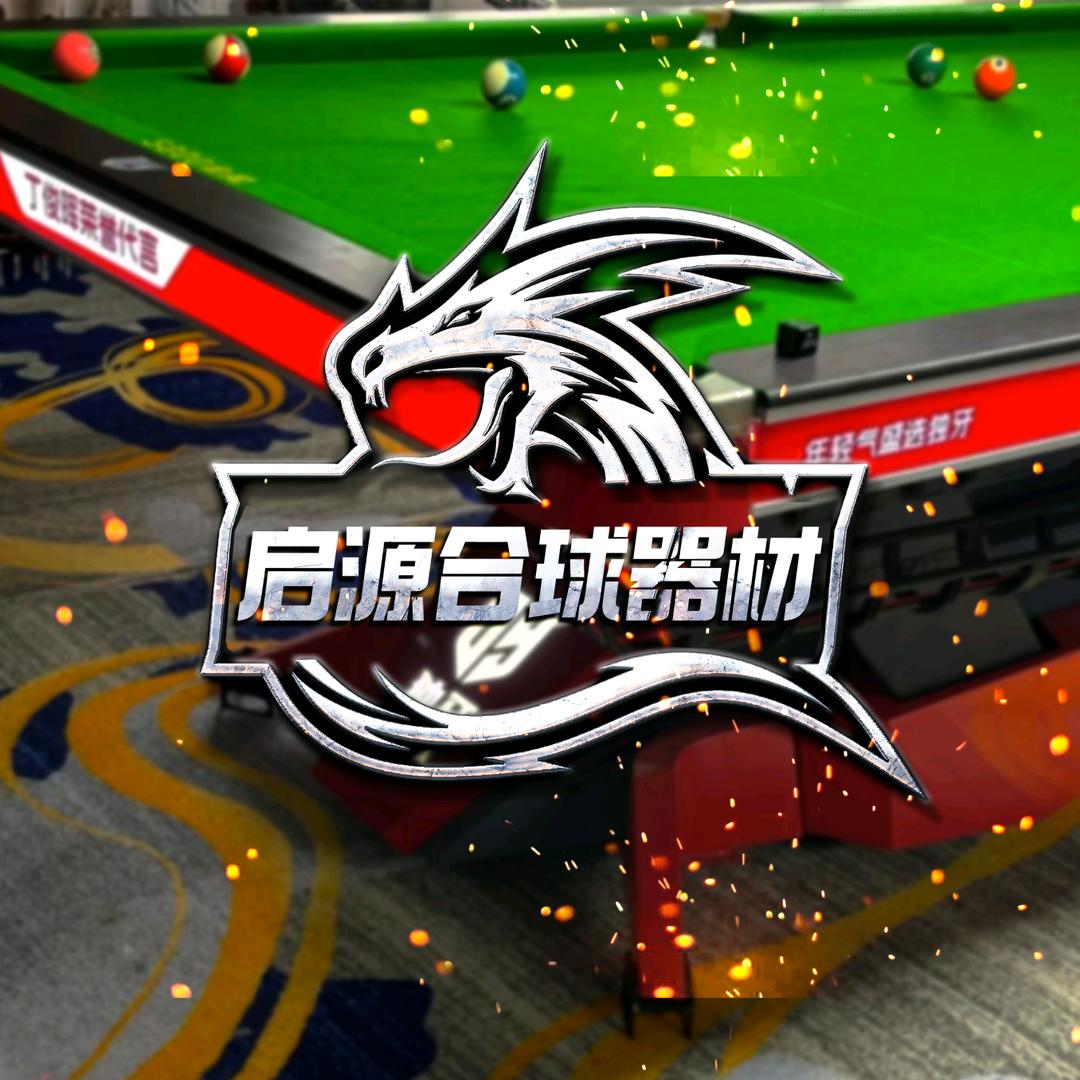 一个研究台球桌的人。