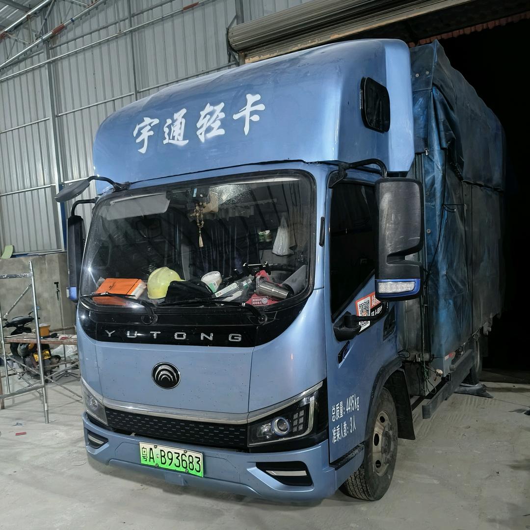 粤T中山四米二轻卡导流罩卧铺