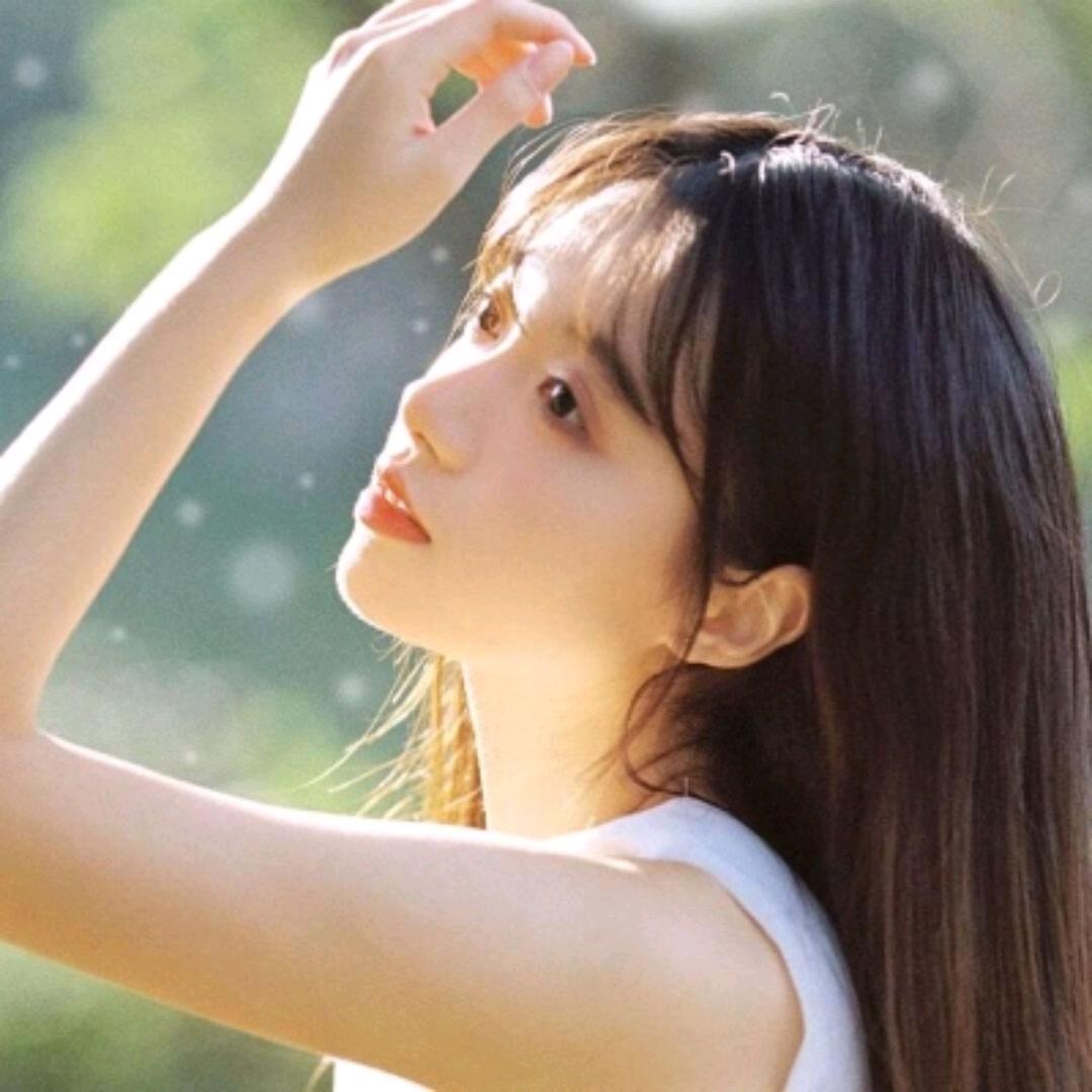躺在地下学习的美少女