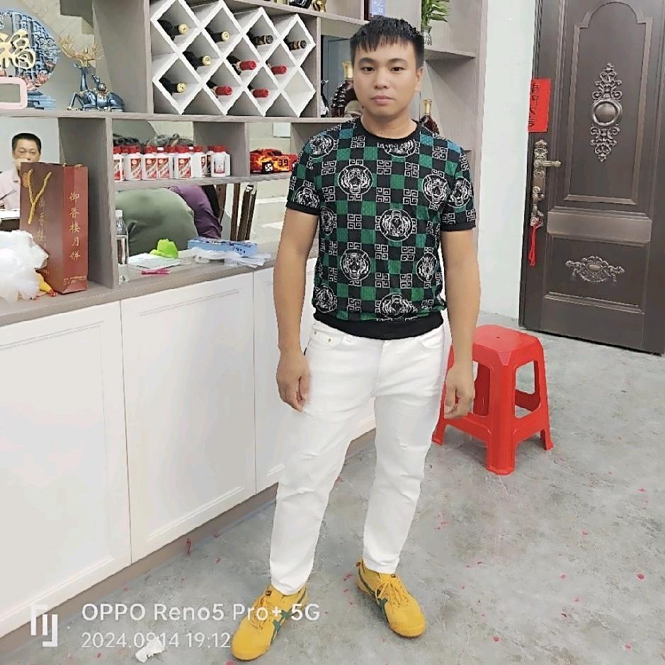 在黄坡摆手撕鸡的陈绍文