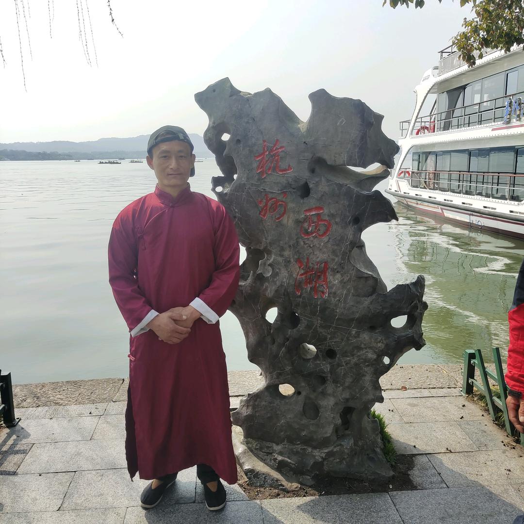 华仔。