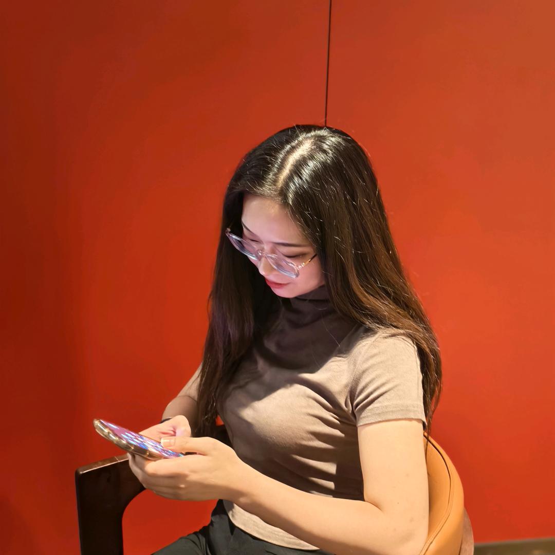 她有一只小梨涡