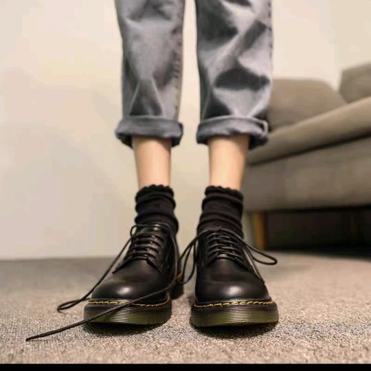 小白鞋羽马丁靴