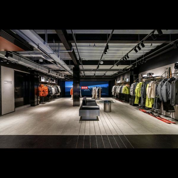 三叉路口户外轻奢男装