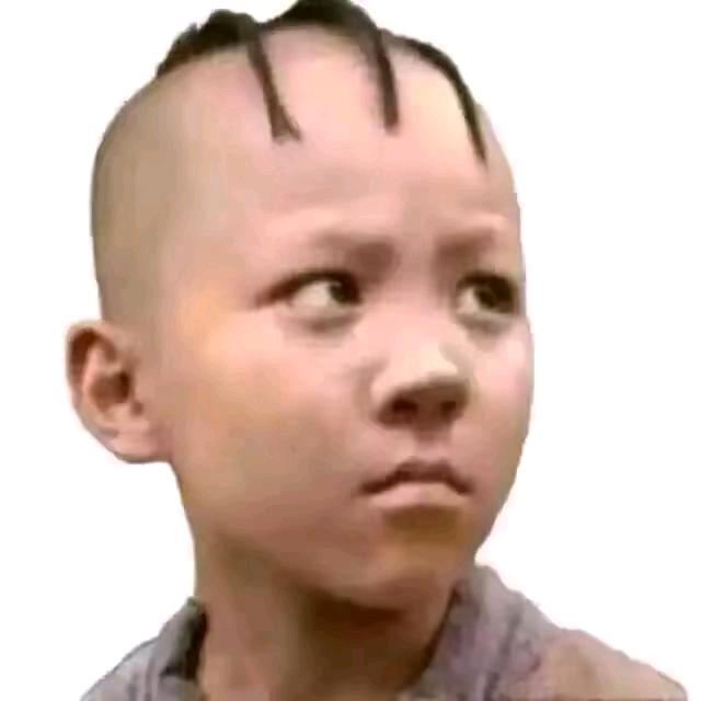 光着脚在走